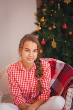 Pigtails içinde Noel süsleri kırmızı Kareli gömlekli ile genç kız
