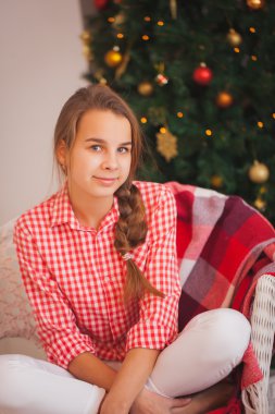 Pigtails içinde Noel süsleri kırmızı Kareli gömlekli ile genç kız