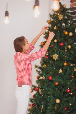 genç kız Noel ağacı süsleme parlak resmi