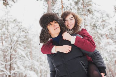 mutlu genç çift winter Park açık havada fun.family sahip. aşk