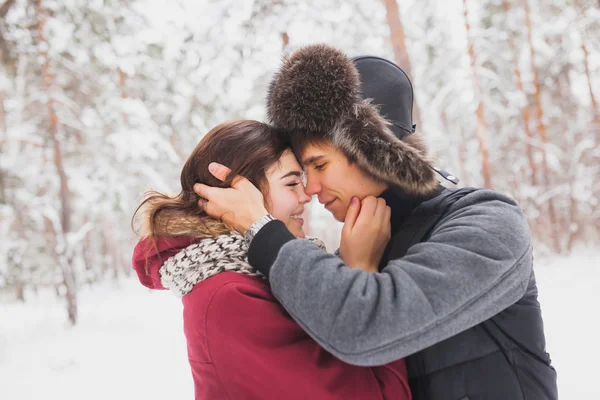 Happy Young Couple in Winter Park having fun.Family Outdoors. love — Stock Photo, Image