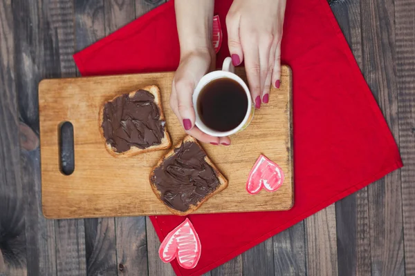 Çikolatalı hamur ile tost. Romantik kahvaltı Sevgililer günü. Aşk