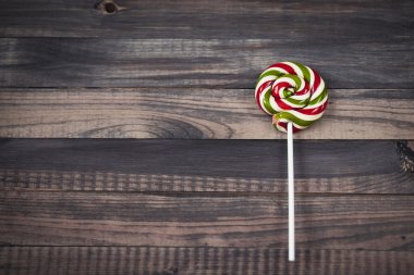 Parlak renkli yuvarlak lolipop ahşap arka plan kapatmak yukarıdan görünüm