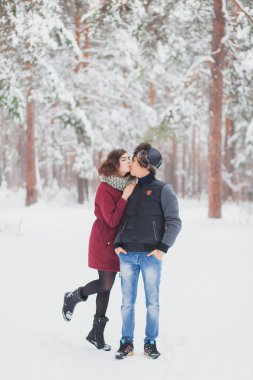 Mutlu genç eğleniyor çift Winter Park. Aile açık havada. aşk, Sevgililer günü