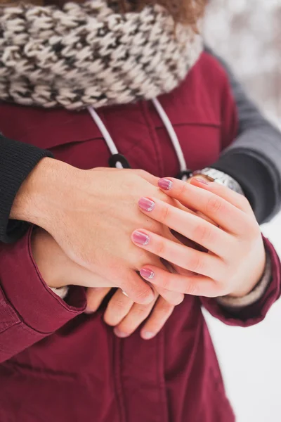 sokakta duran ve sarılma yetişkin çift. kadın closeup sarılma adam dışarıda eller