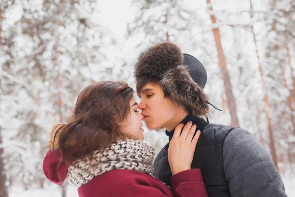 Mutlu genç eğleniyor çift Winter Park. Aile açık havada. aşk, Sevgililer günü