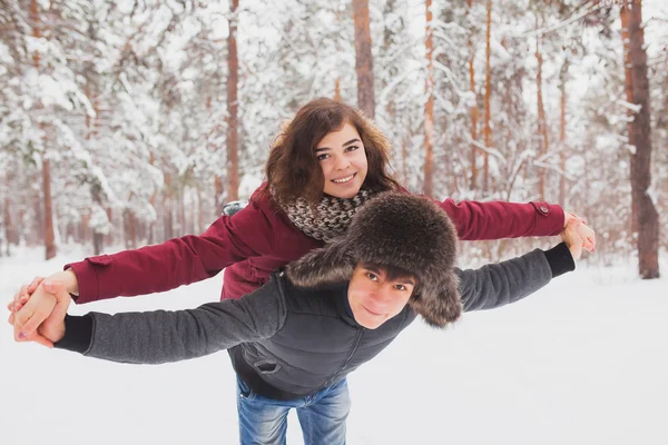 Szczęśliwa młoda para w Winter Park zabawy. Rodziny na zewnątrz. miłość, Walentynki — Zdjęcie stockowe