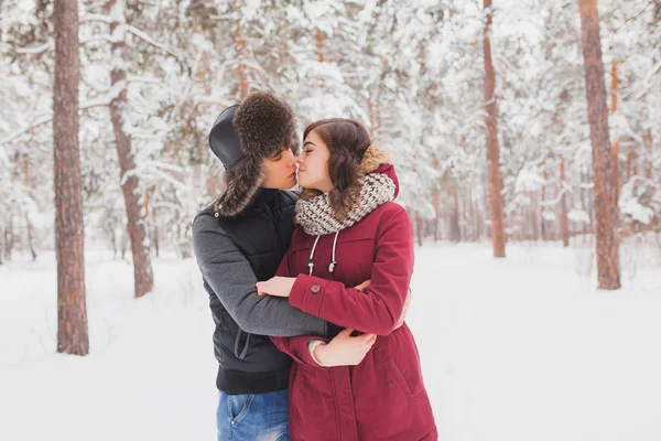 Happy Young Couple in Winter Park having fun.Family Outdoors. love, valentine day — Stock Photo, Image