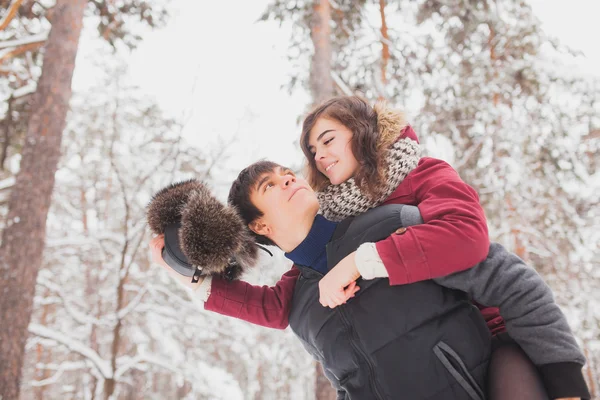 Joyeux jeune couple dans Winter Park s'amuser.En famille En plein air. amour, Saint Valentin — Photo