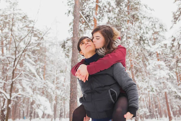 Mutlu genç eğleniyor çift Winter Park. Aile açık havada. aşk, Sevgililer günü