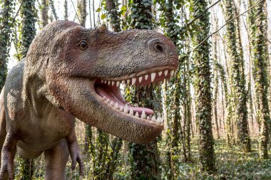 Yerel parkta ya da hayvanat bahçesinde büyük bir dinozor modeli