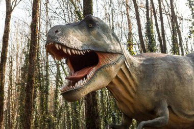 Yerel parkta ya da hayvanat bahçesinde büyük bir dinozor modeli