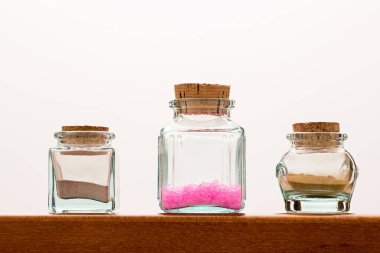 Cam kavanozlarda banyo tuzu.