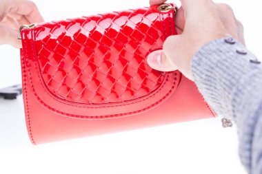 Beyaz arka planda kırmızı deri kadın çantası. 