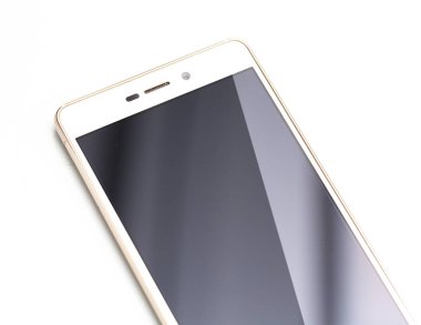 Beyaz arkaplanda siyah ekranlı akıllı telefon kavramı