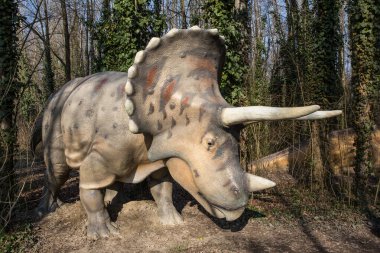 Yerel parkta ya da hayvanat bahçesinde büyük bir dinozor modeli