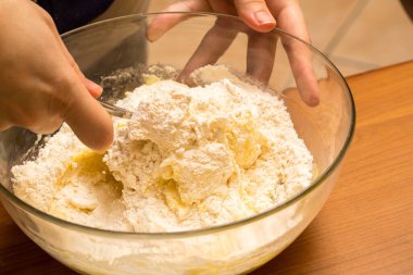 Yakın çekim, kadın pasta için hamur hazırlıyor. 