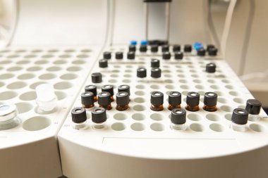 Laboratuvarda cam kimyasal borular, tıp konsepti arka planında