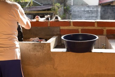 Spor ayakkabılarını yıkayan birinin arka penceresi