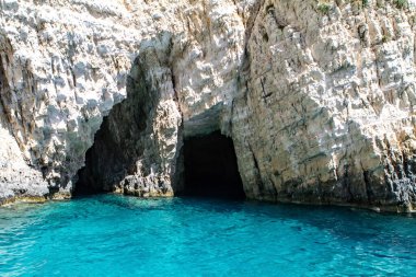 Mavi denizde güzel mağaralar, doğa arka planı.