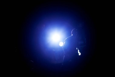 Sahne ışıkları altında erkek oyuncu