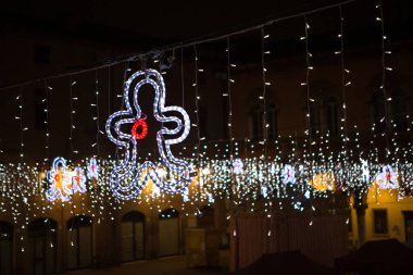 Modern şehirde soyut parlayan ışıklar