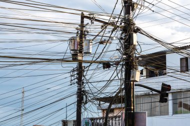 Mavi gökyüzü arkaplanına karşı güç hatları