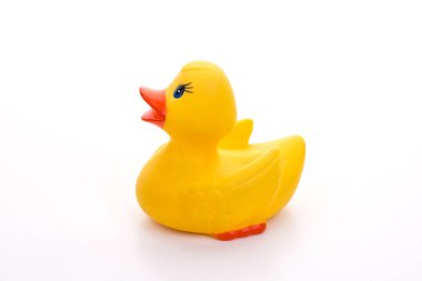 Beyaz arka planda izole edilmiş küçük sarı plastik ördek oyuncağı 