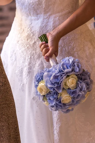 Ponte Giovane Tenendo Bel Bouquet — Foto Stock