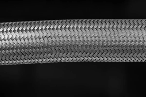 Detailní Pohled Stříbrné Pletené Kabely Tmavém Pozadí — Stock fotografie