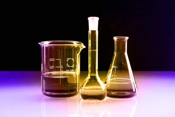 Szkło Laboratorium Kolorowym Płynem Izolowanym Ciemnym Tle — Zdjęcie stockowe