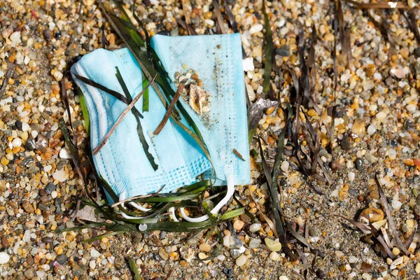 Kék Sebészeti Maszk Elhagyott Strandon Turisták Koncepció Egy Típusú Környezetszennyezés — Stock Fotó