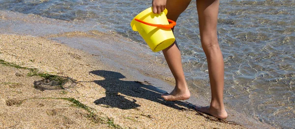 Sombra Uma Criança Brincando Livre Mar Praia Com Balde Rede — Fotografia de Stock
