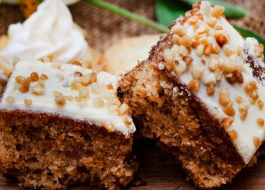 Isırık büyüklüğünde havuçlu kek kareleri kırsal masa ortamında