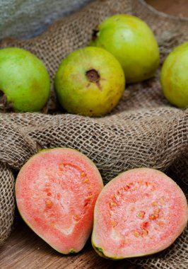 guava meyvesi kırsal masada