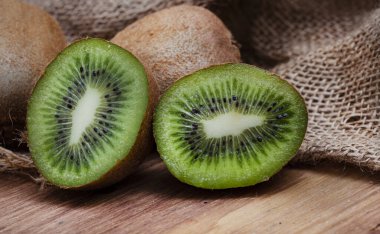 Tahtada dilimlenmiş kivi meyvesi.