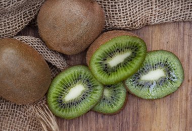 Tahtada dilimlenmiş kivi meyvesi.