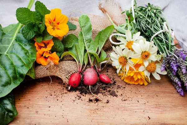 Fresh Flowers Vegetables Organic Home Garden Rustic Table — Stock Photo, Image