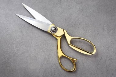 Benekli gri bir makasla altın bir makas.