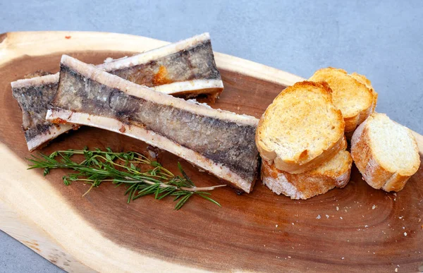 Kemik iliği ve kızarmış ekmek.