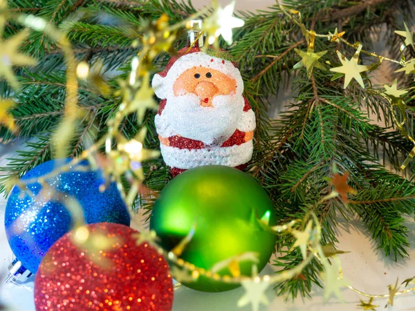 Père Noël Branches Sapin Décorations Noël Sur Fond Blanc — Photo