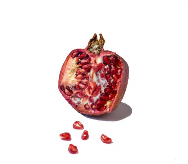 Beyaz arka planda nar. Kullanışlı ürün