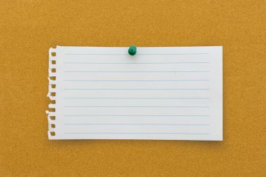 beyaz kağıt üzerine mantar pano