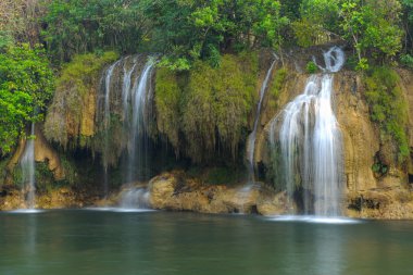 Tayland Sai Yok şelale kış arasında.