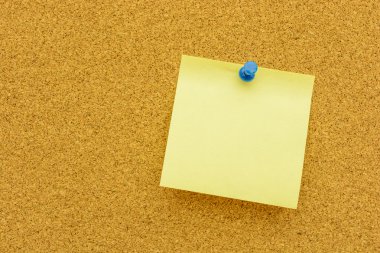 Not kağıdı mantar tahta üzerinde mavi iğne ile