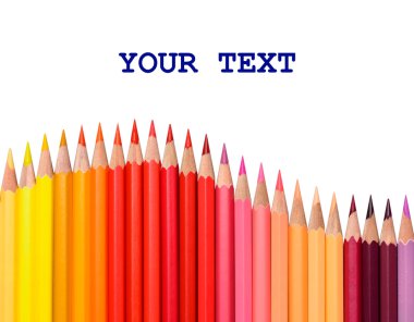 Beyaz arkaplanda renkli kalemler