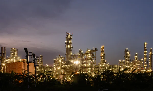 Fábrica de refinería de petróleo por la noche — Foto de Stock