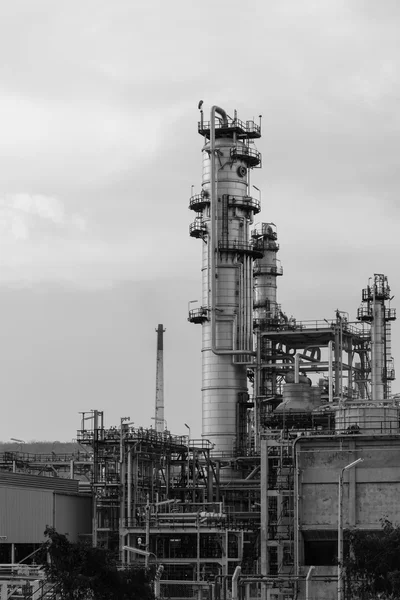 Foto en blanco y negro de la fábrica de refinería de petróleo — Foto de Stock