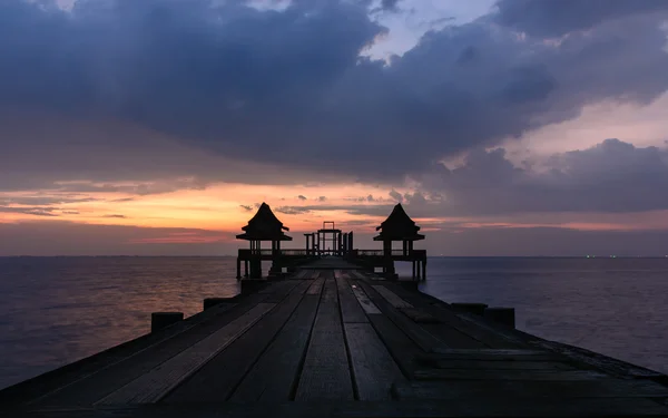 Twilight met houten brug Stockafbeelding