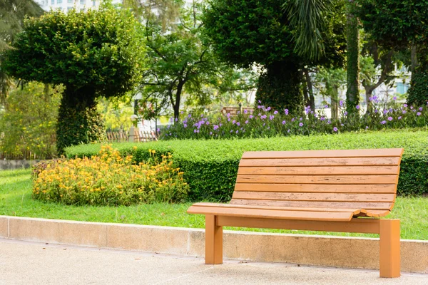 Gekleurde bruin bankje met groene park achtergrond Rechtenvrije Stockfoto's